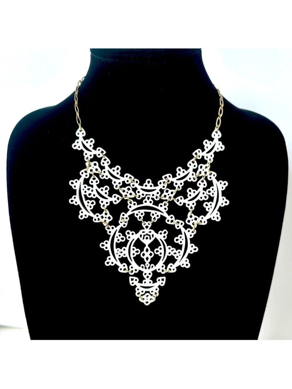JESSICA SIMPSON White Cutout Plate Bib Necklace NWT - Picture 2 of 7